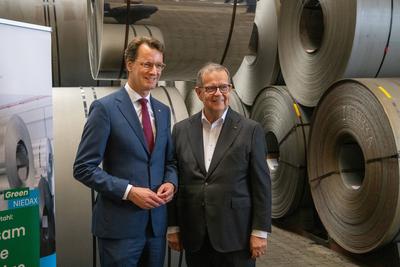 Besuch von MP-NRW Hendrik W?st bei der Bandstahl-Service-Hagen GmbH-stock-foto