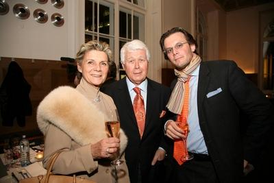 Wien 22 02 2006 - Gasthaus - Bar - ?sterreicher im MAK - Peter WECK mit Frau Ingrid und Sohn Philipp WECK-stock-foto