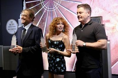 Natasha lyonne, nick offerman and john goodman light the empire state building-stock-foto