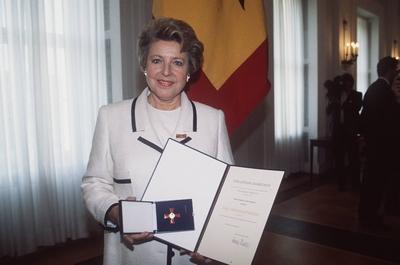 Marie-Luise Marjan mit Bundesverdienstkreuz 10/98 te Gesellschaft Verleihung Bundesverdienstkreuzverleihung stehend ser-stock-foto