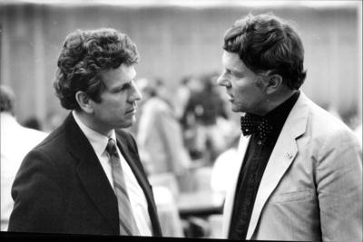 Volker Hauff, Peter Conradi Politiker Volker Hauff und Peter Conradi im Gespr?ch., Copyright: UnitedxArchivesxSvenxSimon-stock-foto