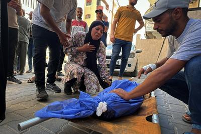 Relatives and loved ones of the Palestinians, who lost their lives when the Israeli army targeted to Nuseirat, mourn their deceased ones at Al-Awda Hospital-stock-foto