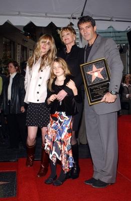Bildnummer: 50954890  Datum: 18.10.2005  Copyright: imago/PicturePerfectSchauspieler Antonio Banderas (ESP) mit Ehefrau Melanie Griffith (USA/Schauspielerin) und den T?chtern Dakota Johnson (li.) und Stella anl?sslich seiner Ehrung mit einem Stern auf dem Hollywood Walk of Fame, Personen , Objekte , optimistisch; 2005, LA, L.A., Los Angeles, Hollywood, Pressetermin, Ehrung, Ehrungen, Auszeichnung, Auszeichnungen, Hollywoodstern, Paar, Paare, Ehepaar, Ehepaare, Frau, Mann, Ehemann, Urkunde, Urkunden, Troph?e, Troph?en, Familie, Kind, Kinder, Tochter, T?chter; , hoch, Kbdig, Gruppenbild, Film, Kunst, Vereinigte Staaten von Amerika, Randbild, People-stock-photo