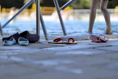 Im K?lner Stadionbad genie?en Badeg?ste den Beginn der Freibad-Saison. Unter Einhaltung der Corona-Regeln d?rfen Badg?s-stock-foto