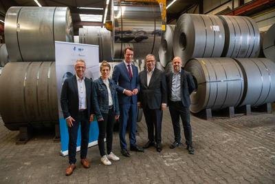 Besuch von MP-NRW Hendrik W?st bei der Bandstahl-Service-Hagen GmbH-stock-foto