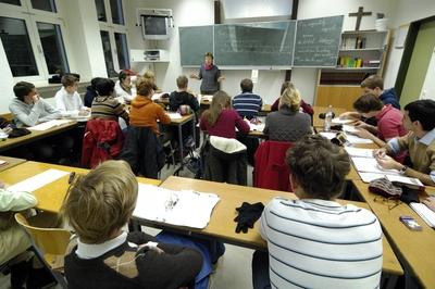 Bildnummer: 52864135  Datum: 24.11.2008  Copyright: imago/Rainer UnkelSchulklasse und Lehrerin beim Unterricht in einem Gymnasium in Bonn, Personen; 2008, Bonn, Deutschland, Klasse  Unterricht , premiumd Kruzifix; , quer, Kbdig, Totale,  , Schule, Bildung, Gesellschaft, EuropaBildnummer 52864135 Date 24 11 2008 Copyright Imago Rainer Unkel School class and Teacher the Teaching in a Gymnasium in Bonn People 2008 Bonn Germany Class Teaching premiumd Crucifix horizontal Kbdig long shot School Education Society Europe-stock-foto