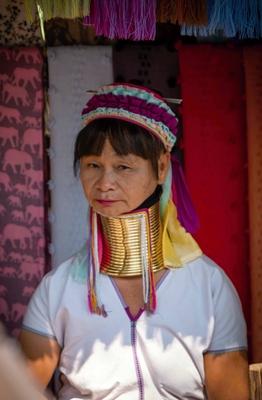 Kayan-Frau tr?gt traditionelle Halsringe aus Messing in Thailand-stock-foto