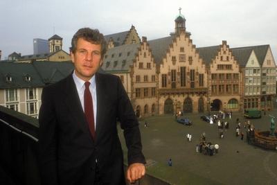 Bildnummer: 52828979  Datum: 01.03.1990  Copyright: imago/Sven SimonVolker Hauff (Deutschland/SPD/Oberb?rgermeister Frankfurt am Main) im Rathaus am R?merberg in Frankfurt am Main, Personen , Landschaft; 1990, Frankfurt am Main, Politik , Fotoshooting , BR, BRD; , quer, Kbdia, Einzelbild, close, Randbild, People; Aufnahmedatum gesch?tztBildnummer 52828979 Date 01 03 1990 Copyright Imago Sven Simon Volker Hauff Germany SPD Lord Mayor Frankfurt at Main in City Hall at R?merberg in Frankfurt at Main People Landscape 1990 Frankfurt at Main politics Photo shooting BR GERMANY horizontal Kbdia Single Close Edge image Celebrities date estimated-stock-foto