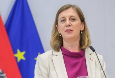 20250716  PK des Finanzministers zu Finanz Online als Arbeitnehmerveranlagung-stock-foto
