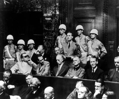 International Military Tribunal (IMT) November 20, 1945 - October 1, 1946 Baldur von Schirach (standing) is reading his-stock-foto