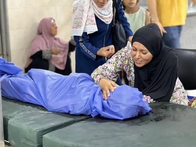 Relatives and loved ones of the Palestinians, who lost their lives when the Israeli army targeted to Nuseirat, mourn their deceased ones at Al-Awda Hospital-stock-foto