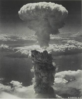 Atomic bomb over Nagasaki, Japan Nagasaki, Japan under atomic bomb attack August 9, 1945. Atomic bomb mushroom cloud ov-stock-foto