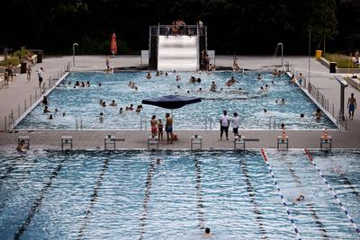 Im K?lner Stadionbad genie?en Badeg?ste bei sommerlichen Temperaturen die Freibad-Saison. Das Rheinland ?chzt unter eine-stock-foto