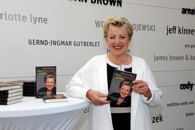 Die Schauspielerin Marie Luise Marjan stellt am 16.07.2015 in K?ln ihr Buch Ganz unerwartend anders - Ich suchte meinen-stock-foto
