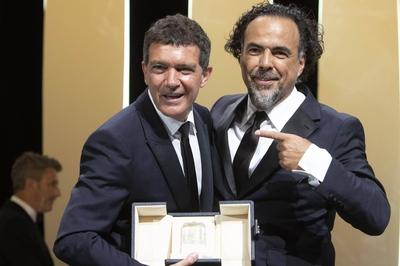 Entertainment Themen der Woche KW21 Entertainment Bilder des Tages Antonio Banderas poses with his Best Actor Award for-stock-photo