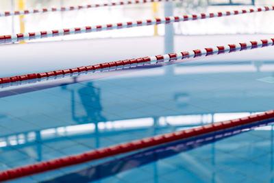 Das Wasser im Schwimmerbecken im Hallenbad am Lentpark liegt ruhig. Aufgrund der Coronakrise und dem damit verbundenden-stock-photo
