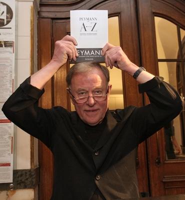 8/ Theater: Claus Peymann, Signiert sein Neues Buch Peymann von A-Z, A Bis Z, Signierstunde, Intendant, Regisseur, Theat-stock-foto
