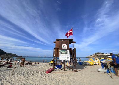23.06.2023, Beliebtes Reiseziel der Deutschen, Mallorca. SOS Lifeguard am Strand in Cala Ratjada, am Strand Cala Agulla.-stock-foto