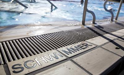 Hinweis auf das Schwimmer Becken in einem oeffentlichen Schwimmbad in Bonn, 29.05.2020. Bonn Deutschland *** Reference t-stock-foto