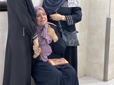 Relatives and loved ones of the Palestinians, who lost their lives when the Israeli army targeted to Nuseirat, mourn their deceased ones at Al-Awda Hospital-stock-foto