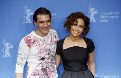 Schauspieler Antonio Banderas neben S?ngerin Jennifer Lopez anl?sslich einer Pressekonferenz zum Film - Bordertown - im-stock-foto