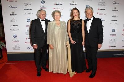 Marie-Luise Marjan mit Kollegen, Deutscher Sportpresseball 2018 an der alten Oper in Frankfurt am 03.11.2018 / *** Mari-stock-foto