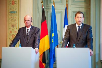 Pressekonferenz bei der deutsch-franz?sischen Klausur der Finanzminister-stock-foto