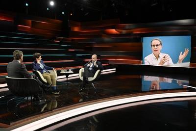 Talkrunde bei Markus Lanz , ZDF 07/25 her Markus Lanz, Anna Lehmann und Marc Felix Serrao (v.li.) am 15. Juli 2025 in Ma-stock-photo