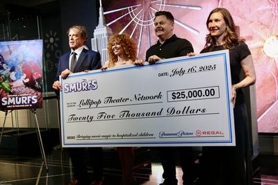 Natasha lyonne, nick offerman and john goodman light the empire state building-stock-foto