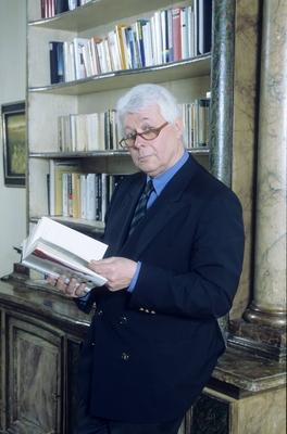 Prof. Peter Weck 03/95 her Mann Fernsehen Theater Schauspiel Regie wei?haarig seri?s Anzug schwarz Krawatte hoch halb s-stock-foto