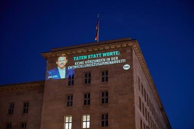 ONE projiziert Botschaft gegen Kuerzungen in der Entwicklungszusammenarbeit ans Bundesfinanzministerium-stock-foto