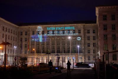 ONE projiziert Botschaft gegen Kuerzungen in der Entwicklungszusammenarbeit ans Bundesfinanzministerium-stock-foto