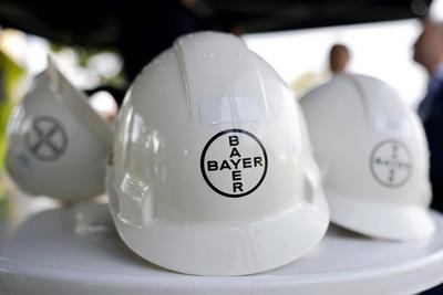Das Logo der Bayer AG zu sehen an einem Helm im Rahmen der Sommertour von Hendrik W?st bei seinem Besuch der Agrarsparte-stock-foto