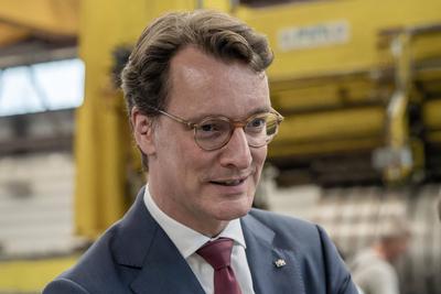 NRW-Ministerpr?sident Hendrik W?st besucht Niedax Group.-stock-foto