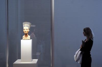 Bildnummer: 50878508  Datum: 12.08.2005  Copyright: imago/Lars ReimannFrau schaut sich die B?ste der Nofretete im Alten Museum in Berlin an, Objekte , Personen; 2005, Berlin, Ausstellungen, ?gyptische Ausstellung, B?sten, Totenmaske, Totenmasken, Maske, Masken, Skulptur, Skulpturen, Statue, Statuen, Ausstellungsst?ck, Ausstellungsst?cke, Sehensw?rdigkeit, Frauen, Besucher, Besucherin; , quer, Kbdig, Gruppenbild, Bildhauerei, Kunst, Deutschland,  , o0 Altes-stock-foto