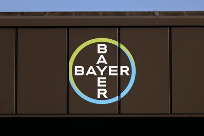 Das Logo der Bayer AG zu sehen an einem Dach im Rahmen der Sommertour von Hendrik W?st bei seinem Besuch der Agrarsparte-stock-foto