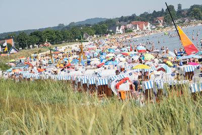 Voller Ostseestrand an der L?becker Bucht H?he Scharbeutz mit Blick in Richtung Haffkrug-stock-foto