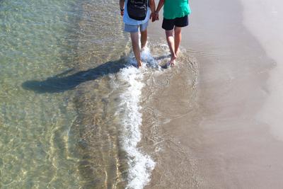 Ein P?rchen l?uft am Donnerstag (29.08.2024) in Zingst (Landkreis Vorpommern R?gen) den feinen Sandstrand entlang. Ihre-stock-foto