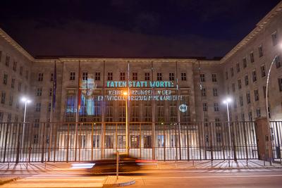 ONE projiziert Botschaft gegen Kuerzungen in der Entwicklungszusammenarbeit ans Bundesfinanzministerium-stock-foto