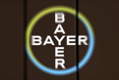 Das Logo der Bayer AG zu sehen an einem Dach im Rahmen der Sommertour von Hendrik W?st bei seinem Besuch der Agrarsparte-stock-foto