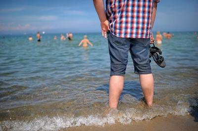++Deutschland: Vibrionen in der Ostsee++ K?hlungsborn, Deutschland. 14.06.2024. Ein Spazierg?nger hat sich am Strand von-stock-foto