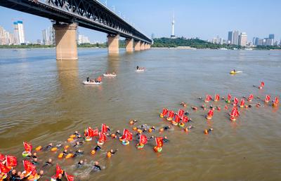 WUHAN, CHINA - JULY 16: Swimmers race across the Yangtze River during the 50th Wuhan Yangtze River Crossing Festival on-stock-foto