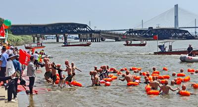 WUHAN, CHINA - JULY 16: Swimmers race across the Yangtze River during the 50th Wuhan Yangtze River Crossing Festival on-stock-foto