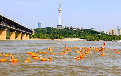 WUHAN, CHINA - JULY 16: Swimmers race across the Yangtze River during the 50th Wuhan Yangtze River Crossing Festival on-stock-foto