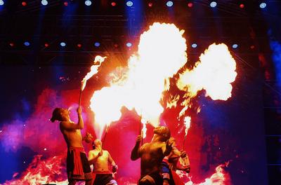 KUNMING, CHINA - JULY 16: Folk artists show the stunt of fire spitting during a ceremony to celebrate the Torch Festival-stock-foto