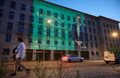 ONE projiziert Botschaft gegen Kuerzungen in der Entwicklungszusammenarbeit ans Bundesfinanzministerium-stock-foto