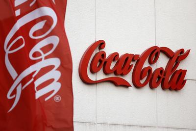 Coca Cola Logo an einer Halle in K?ln. Nach fast 130 Jahren Tradition will sich der US-Getr?nkehersteller neu erfinden u-stock-foto
