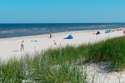 Blick auf Sandstrand am Meer mit Menschen-stock-foto