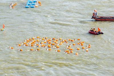 WUHAN, CHINA - JULY 16: Swimmers race across the Yangtze River during the 50th Wuhan Yangtze River Crossing Festival on-stock-foto