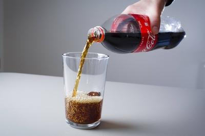 Symbolfoto: Coca Cola wird aus einer PET Flasche in ein Glas gekippt. Berlin, 16.04.2019 Berlin Deutschland *** Symbol-stock-foto